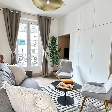 Marais Access - Premium For 4 *