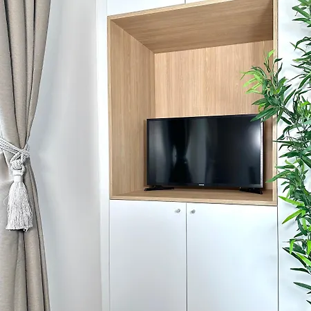 Marais Access - Premium For 4