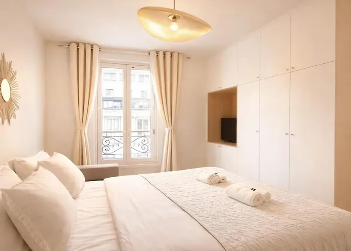 Marais Access - Premium For 4 Париж